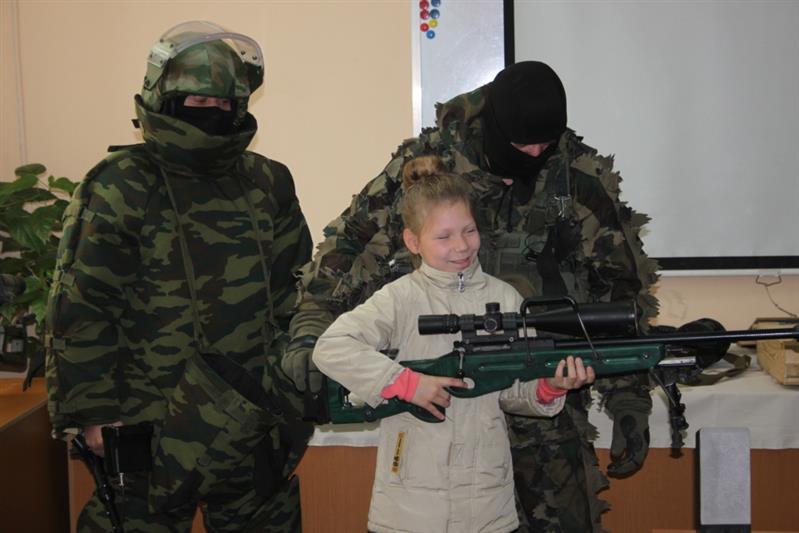 Воспитанники хабаровского детского дома побывали в гостях у СОБР
