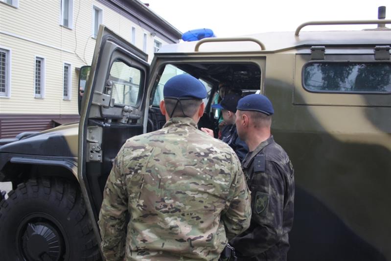 Воспитанники хабаровского детского дома побывали в гостях у СОБР