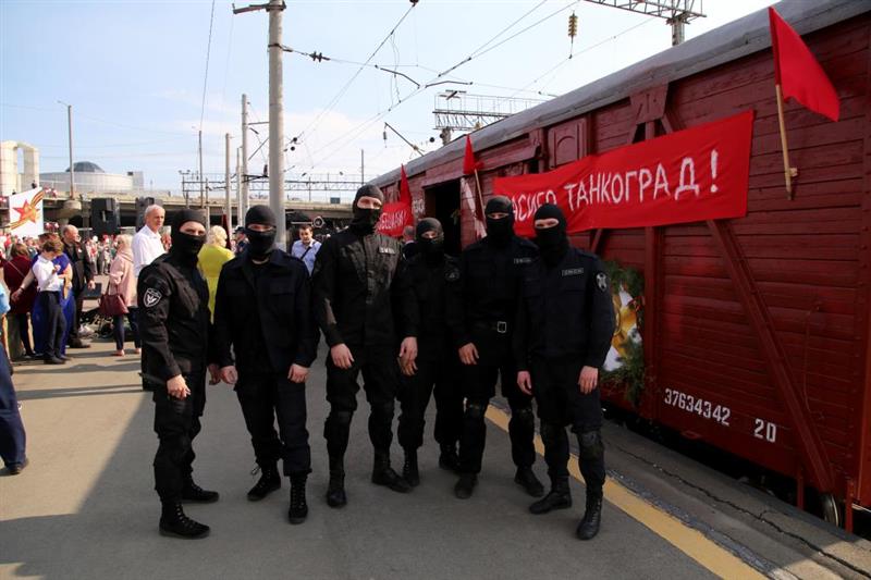 Бойцы челябинского ОМОН на транспорте приняли участие в акции «Бессмертный цех» 