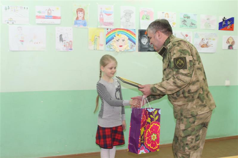 Росгвардейцы Республики Коми поздравили призера ведомственного фестиваля детской патриотической песни