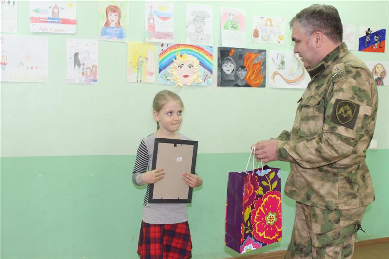 Росгвардейцы Республики Коми поздравили призера ведомственного фестиваля детской патриотической песни