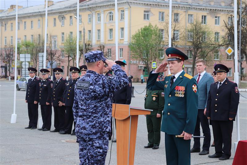 Росгвардейцев наградили на общегородском гарнизонном разводе правоохранительных органов города Йошкар-Олы