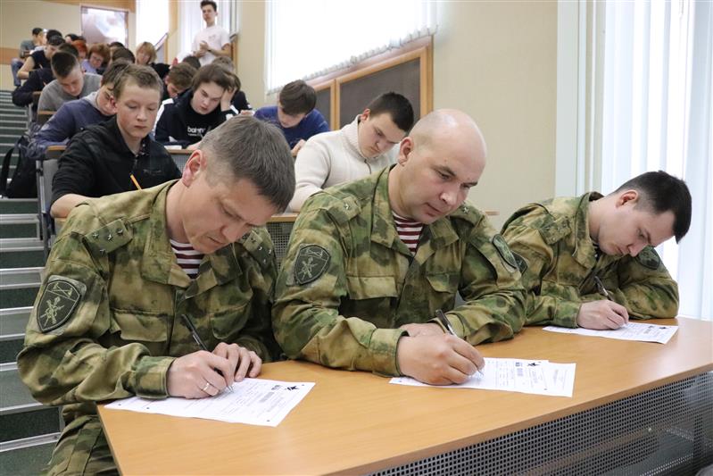 Росгвардейцы Марий Эл написали «Диктант Победы» 