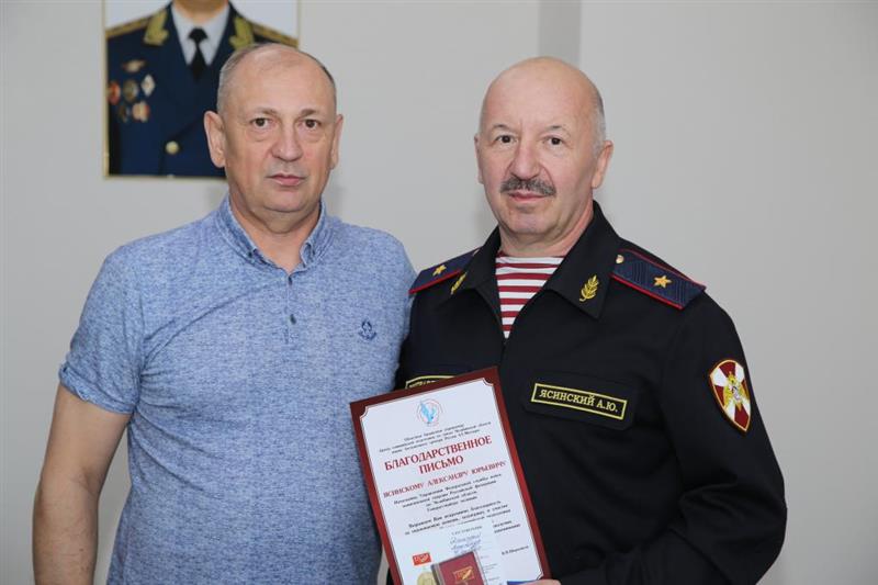 Директор центра олимпийской подготовки по дзюдо Челябинской области вручил юбилейную медаль начальнику регионального управления Росгвардии