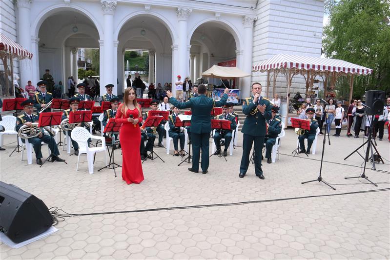 В городах-курортах Кавказских Минеральных Вод состоялась акция Росгвардии «Мелодии Победы» (фото, видео)