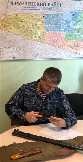 Петербуржец сдал в Росгвардию огнестрельное оружие и килограмм пороха, которые обнаружил в своей квартире