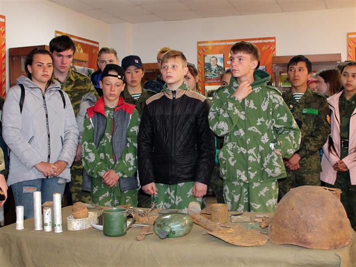 Алтайские школьники посетили Музей истории ОМОН республиканского управления Росгвардии 