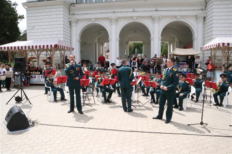 В городах-курортах Кавказских Минеральных Вод состоялась акция Росгвардии «Мелодии Победы» (фото, видео)