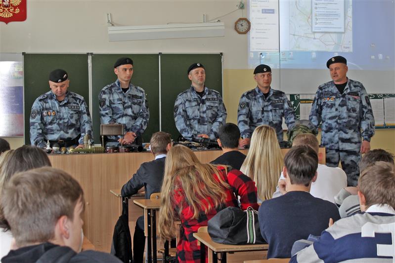 Росгвардейцы проводят для воронежских школьников патриотическую акцию «Что должны знать будущие защитники Отечества?» 