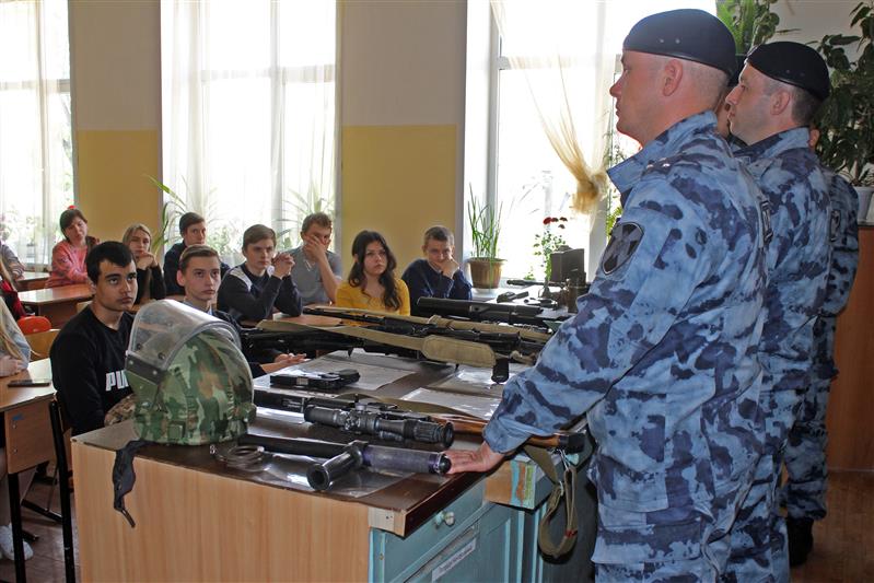 Росгвардейцы проводят для воронежских школьников патриотическую акцию «Что должны знать будущие защитники Отечества?» 