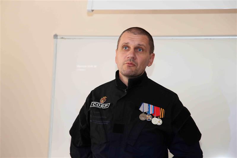 Ветеран челябинского СОБР поговорил c местными студентами о противодействии экстремизму