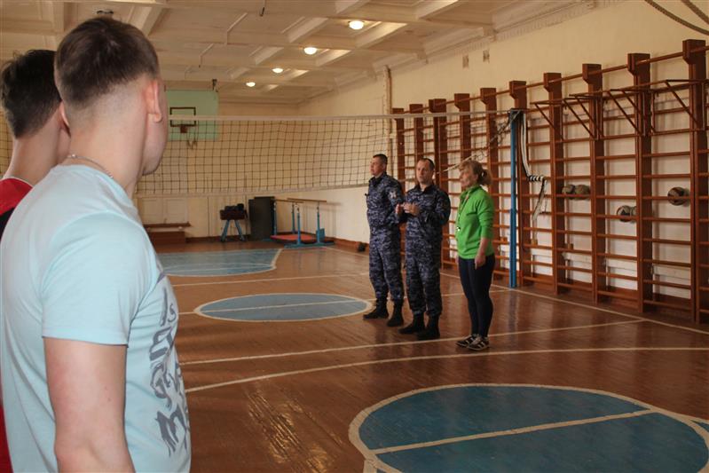 В Кирове прошел товарищеский волейбольный матч между школьниками и росгвардейцами