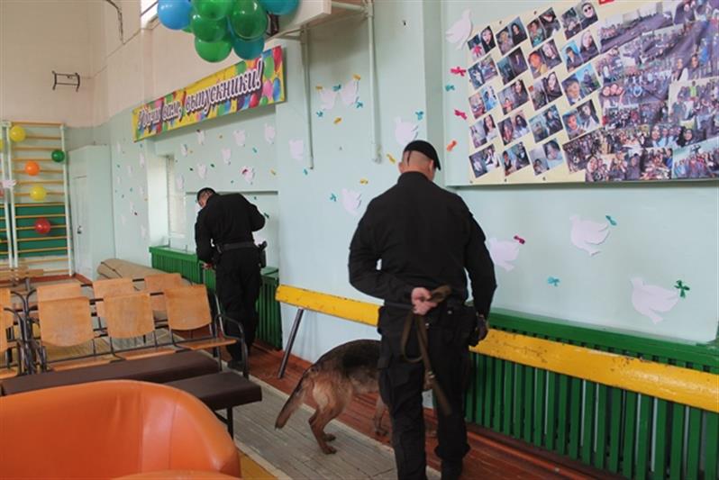 Специалисты-взрывотехники ОМОН Управления Росгвардии по Республике Бурятия обследовали школы, в которых сегодня прозвенит «Последний звонок»
