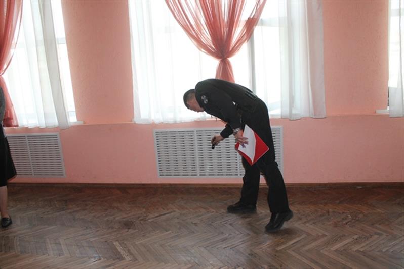 Специалисты-взрывотехники ОМОН Управления Росгвардии по Республике Бурятия обследовали школы, в которых сегодня прозвенит «Последний звонок»