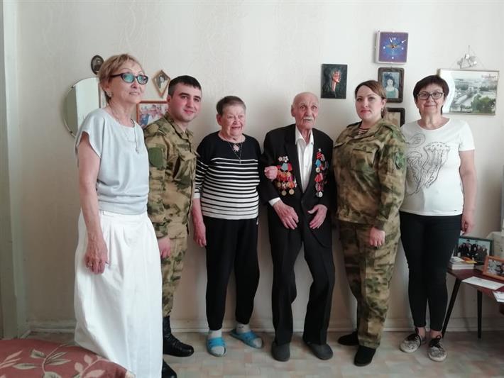 Астраханские росгвардейцы поздравили ветерана Великой Отечественной войны с Днем Победы 