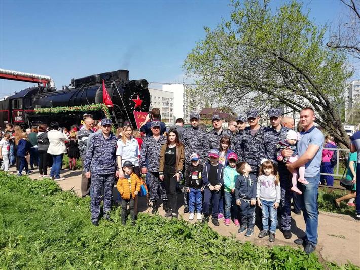 В Саратовской области сотрудники Росгвардии посетили уникальную передвижную выставку «Воинский эшелон»