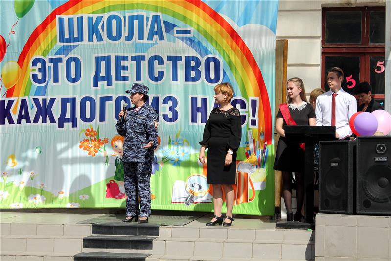 В Оренбурге сотрудники Росгвардии поздравили воспитанников подшефной школы-интерната с окончанием учебы