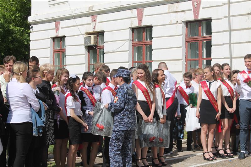 В Оренбурге сотрудники Росгвардии поздравили воспитанников подшефной школы-интерната с окончанием учебы