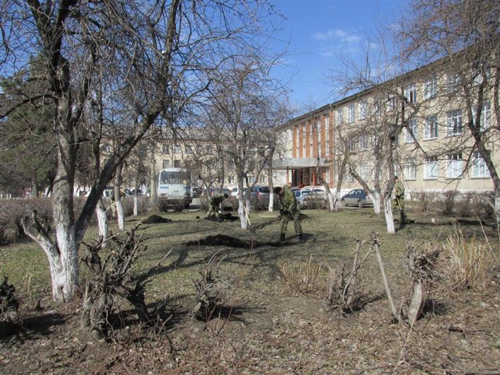 Сотрудники челябинского ОМОН провели субботник на территории подшефной школы-интерната для детей с ограниченными возможностями здоровья