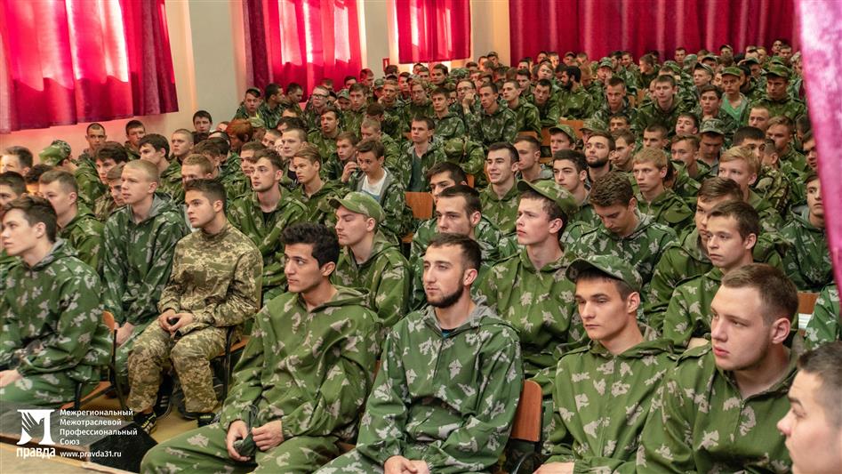 Воспитанникам белгородских патриотических клубов презентовали фотовыставку «Герои среди нас»