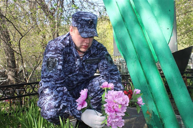 В Саратове росгвардейцы благоустроили мемориал погибшим зенитчикам и раздали Георгиевские ленты