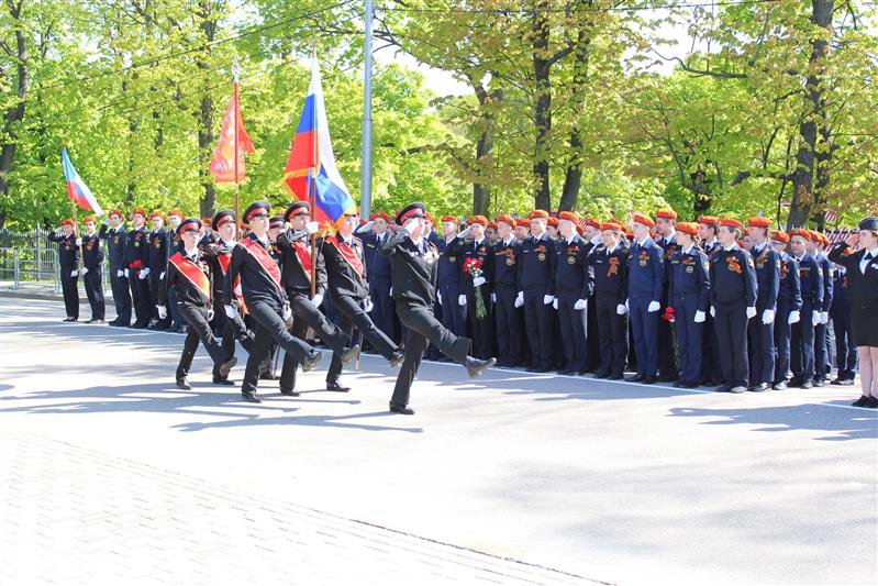 При музыкальном сопровождении оркестра Росгвардии состоялся парад калининградских кадет