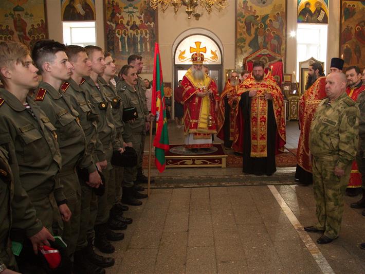В Алтайском крае кадеты профильного класса Росгвардии получили элементы форменной одежды