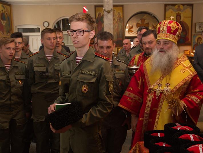 В Алтайском крае кадеты профильного класса Росгвардии получили элементы форменной одежды