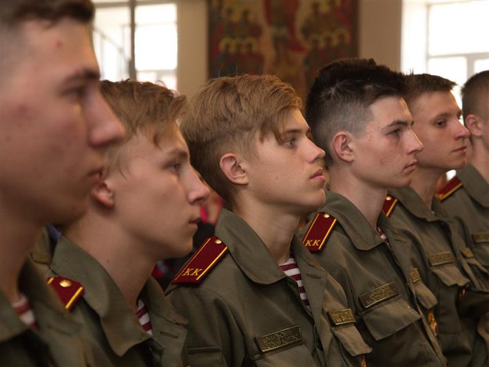В Алтайском крае кадеты профильного класса Росгвардии получили элементы форменной одежды