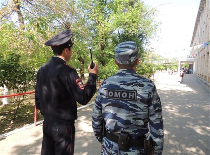 Калмыцкие росгвардейцы обеспечили безопасность торжественных линеек, посвященных завершению учебного года