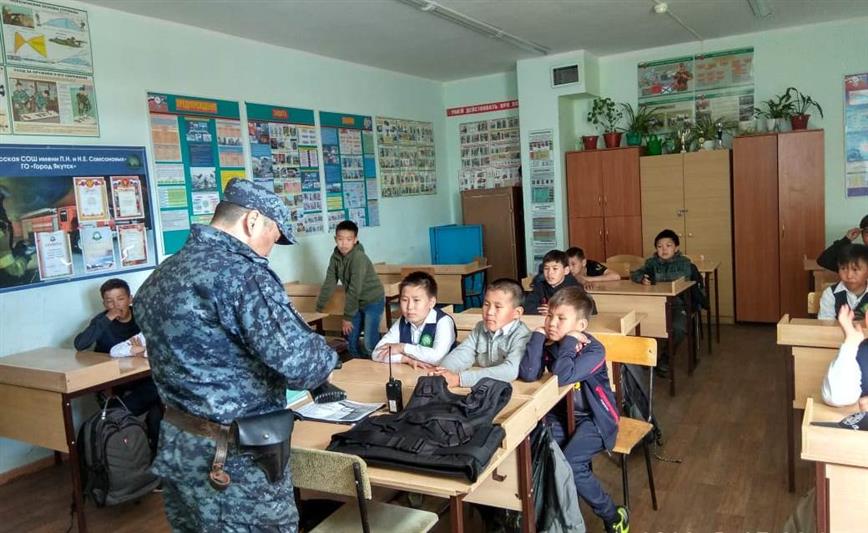 В преддверии Дня защиты детей росгвардейцы Якутии встретились с учениками ведомственного профильного класса 