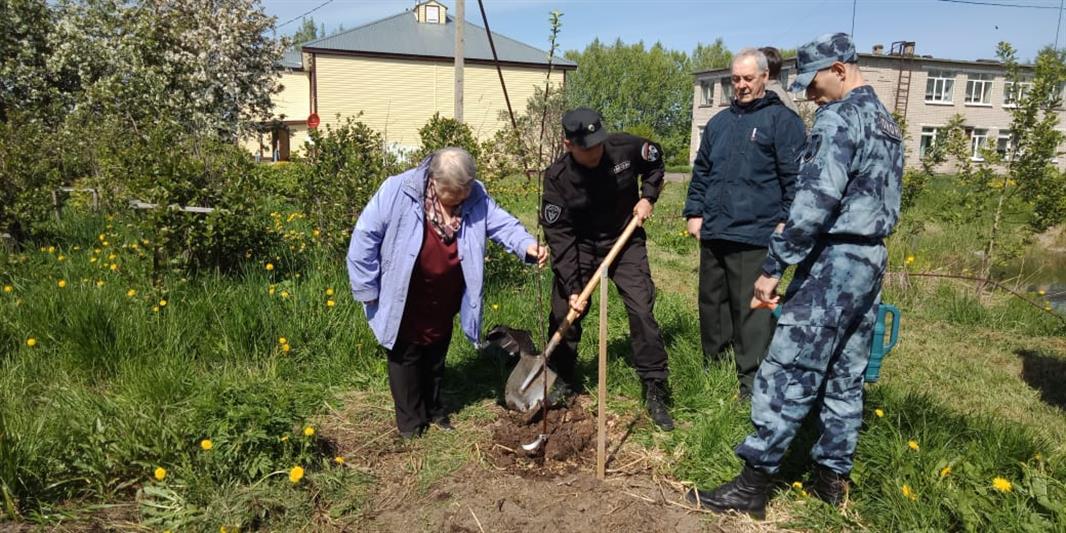Вологодские омоновцы поздравили выпускников подшефной школы