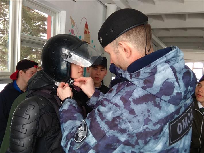 В Алтайском крае росгвардейцы рассказали школьникам о службе в войсках правопорядка