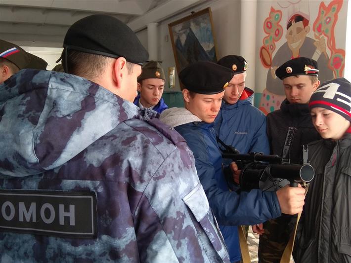 В Алтайском крае росгвардейцы рассказали школьникам о службе в войсках правопорядка