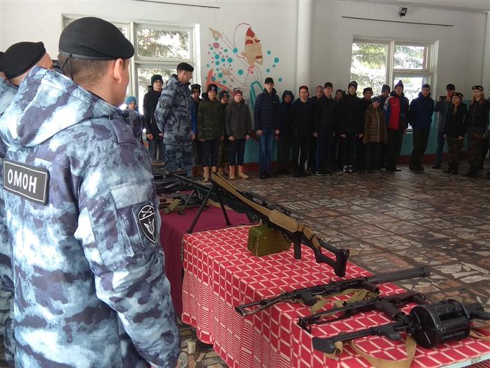 В Алтайском крае росгвардейцы рассказали школьникам о службе в войсках правопорядка