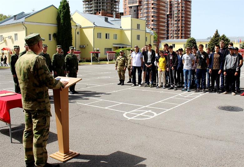 В преддверии Дня Победы военнослужащие Южного округа Росгвардии  вручили юным ростовчанам один из главных символов праздника - георгиевскую ленту
