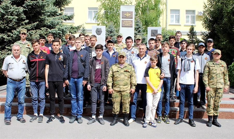 В преддверии Дня Победы военнослужащие Южного округа Росгвардии вручили юным ростовчанам один из главных символов праздника - георгиевскую ленту
