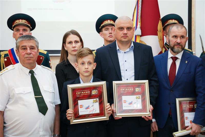 В Саратовском военном институте Росгвардии состоялось торжественное гашение художественной марки, в память о подвиге майора Романа Китанина (фото, видео)