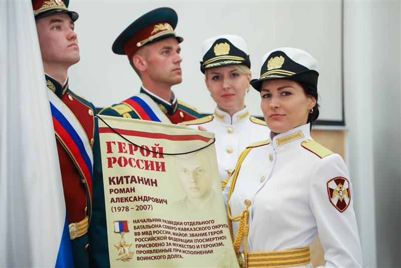 В Саратовском военном институте Росгвардии состоялось торжественное гашение художественной марки, в память о подвиге майора Романа Китанина (фото, видео)