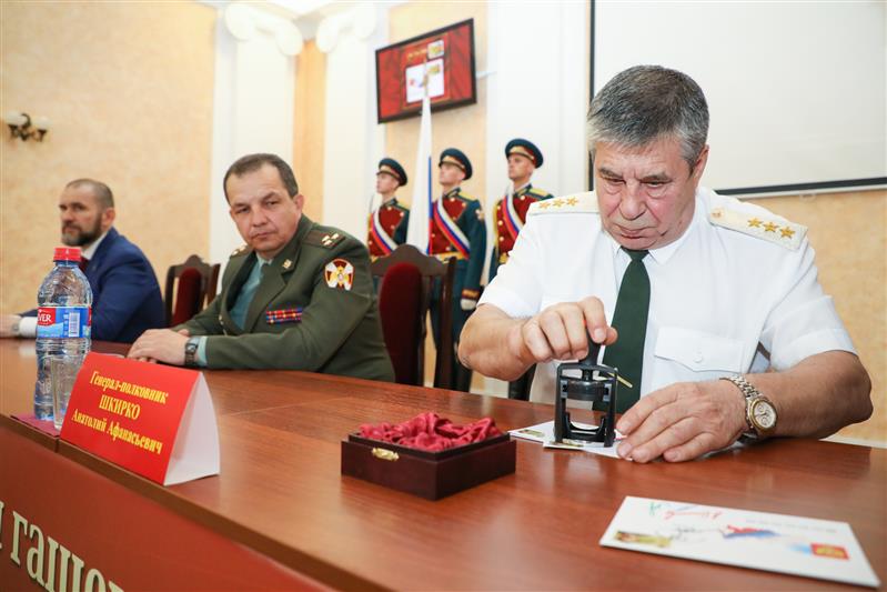 В Саратовском военном институте Росгвардии состоялось торжественное гашение художественной марки, в память о подвиге майора Романа Китанина (фото, видео)