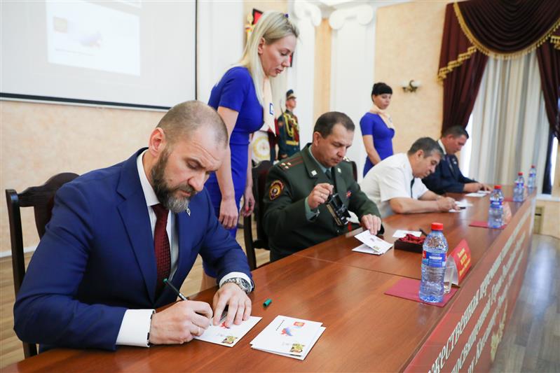 В Саратовском военном институте Росгвардии состоялось торжественное гашение художественной марки, в память о подвиге майора Романа Китанина (фото, видео)