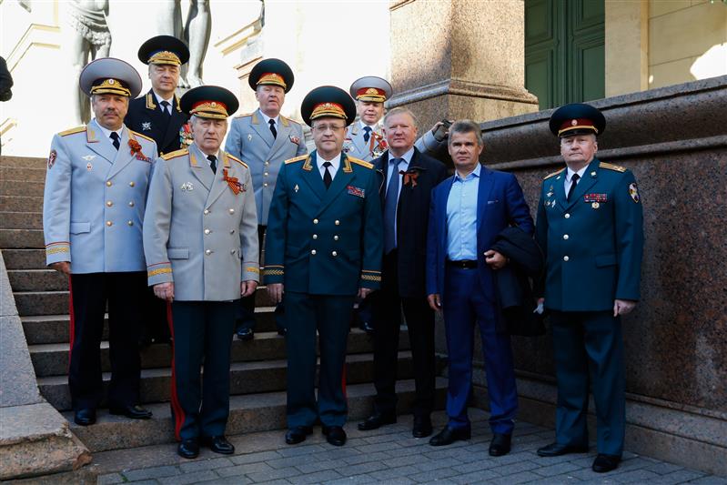 Военнослужащие Росгвардии приняли участие в параде Победы на Дворцовой площади Санкт-Петербурга (фото, видео)