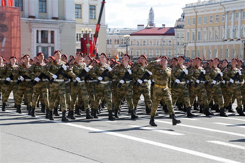Военнослужащие Росгвардии приняли участие в параде Победы на Дворцовой площади Санкт-Петербурга (фото, видео)