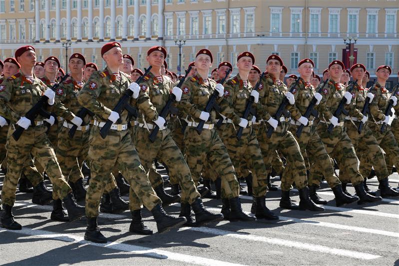 Военнослужащие Росгвардии приняли участие в параде Победы на Дворцовой площади Санкт-Петербурга (фото, видео)