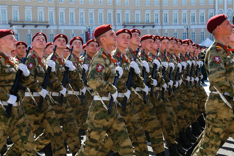 Военнослужащие Росгвардии приняли участие в параде Победы на Дворцовой площади Санкт-Петербурга (фото, видео)