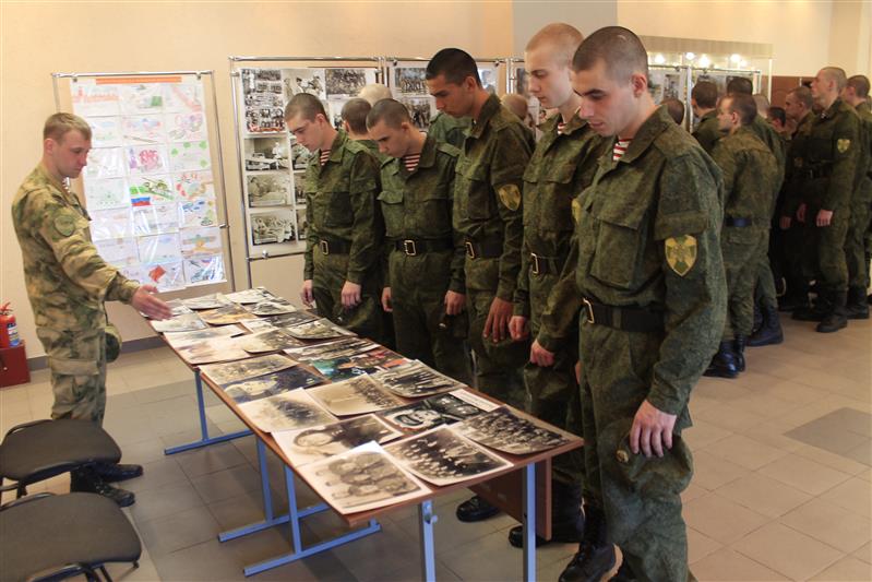 Фотовыставка, экскурсия и «Георгиевская лента»: в бригаде Росгвардии проходит комплекс мероприятий ко Дню Победы для военнослужащих и школьников