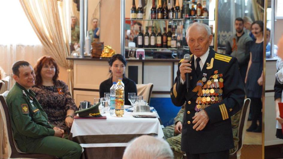 В рамках патриотического проекта «Нам есть чем гордиться» сотрудники камчатского СОБР поздравили ветеранов-фронтовиков с Днем Победы
