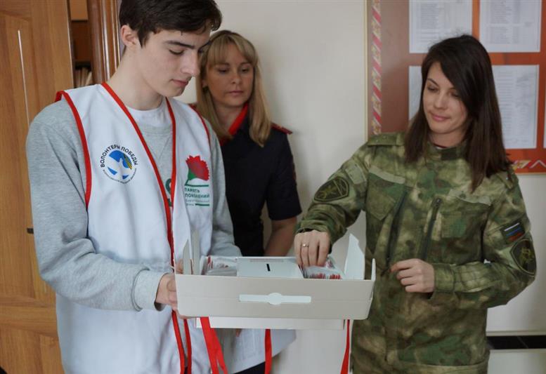 Камчатские росгвардейцы приняли  участие во всероссийской акции «Красная гвоздика» 
