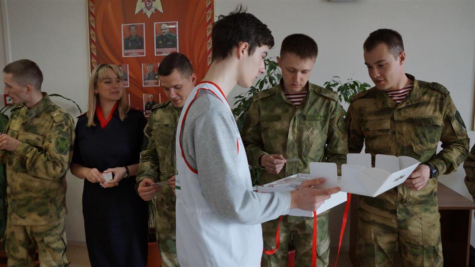 Камчатские росгвардейцы приняли  участие во всероссийской акции «Красная гвоздика» 
