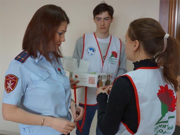 Камчатские росгвардейцы приняли  участие во всероссийской акции «Красная гвоздика» 